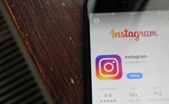 Instagram is trialing a feature that enables users to incorporate photos into their stories within the instagram Story Viewer.